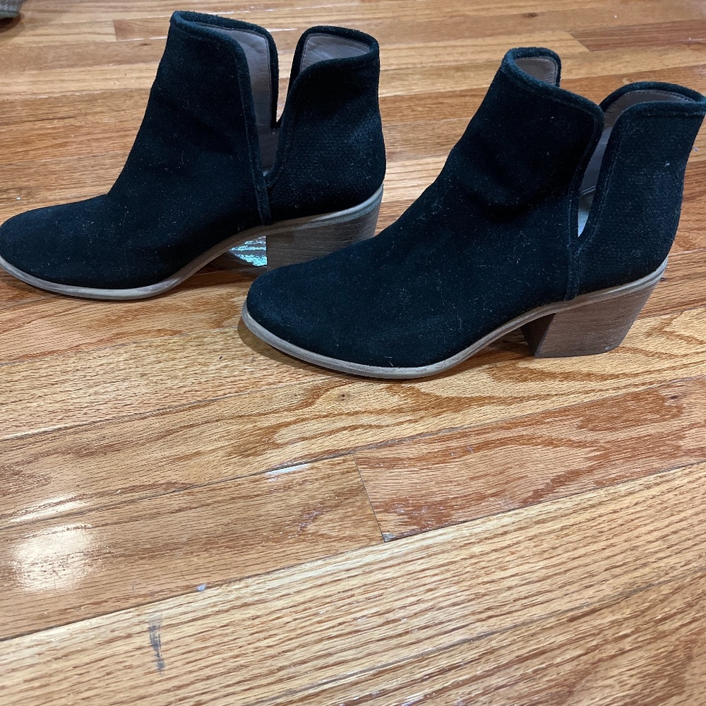 Hinge bootie